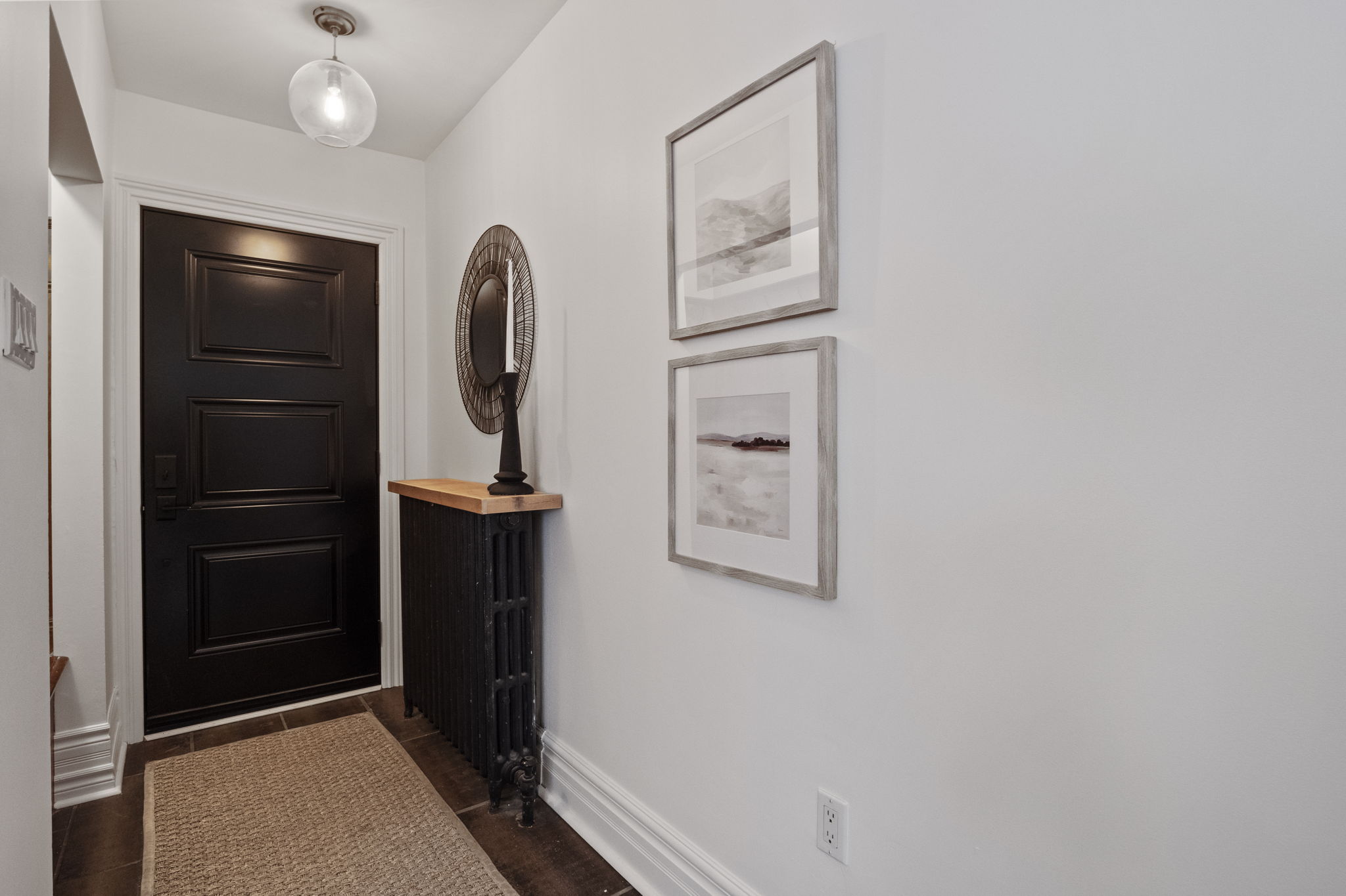 103 Gainsborough Rd Toronto, ON M4L 3C3