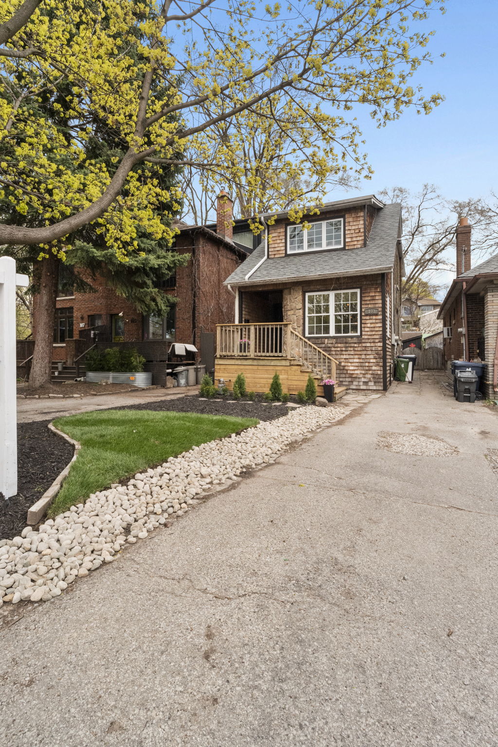 103 Gainsborough Rd Toronto, ON M4L 3C3