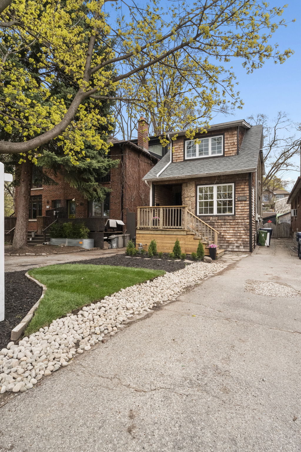 103 Gainsborough Rd Toronto, ON M4L 3C3