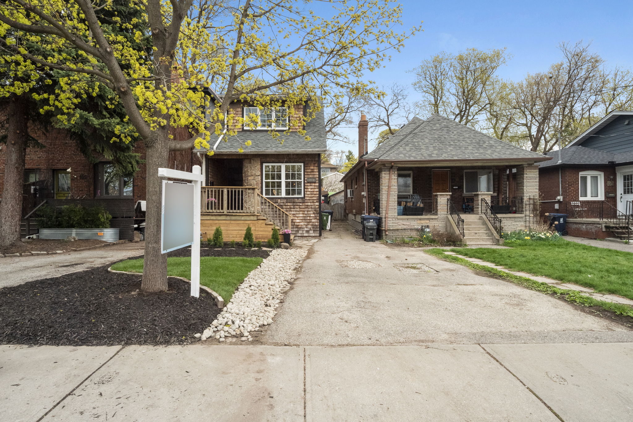 103 Gainsborough Rd Toronto, ON M4L 3C3