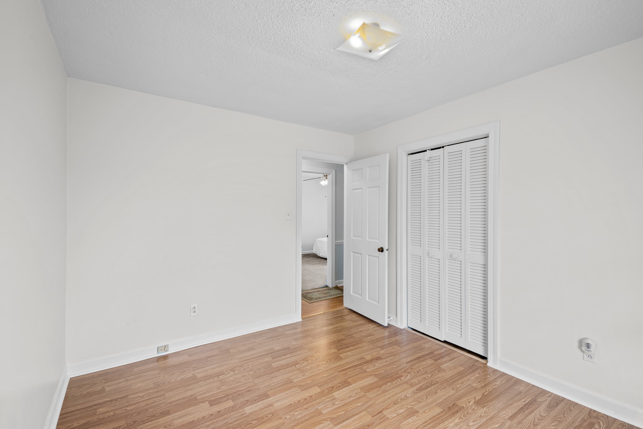 First bedroom w/closet