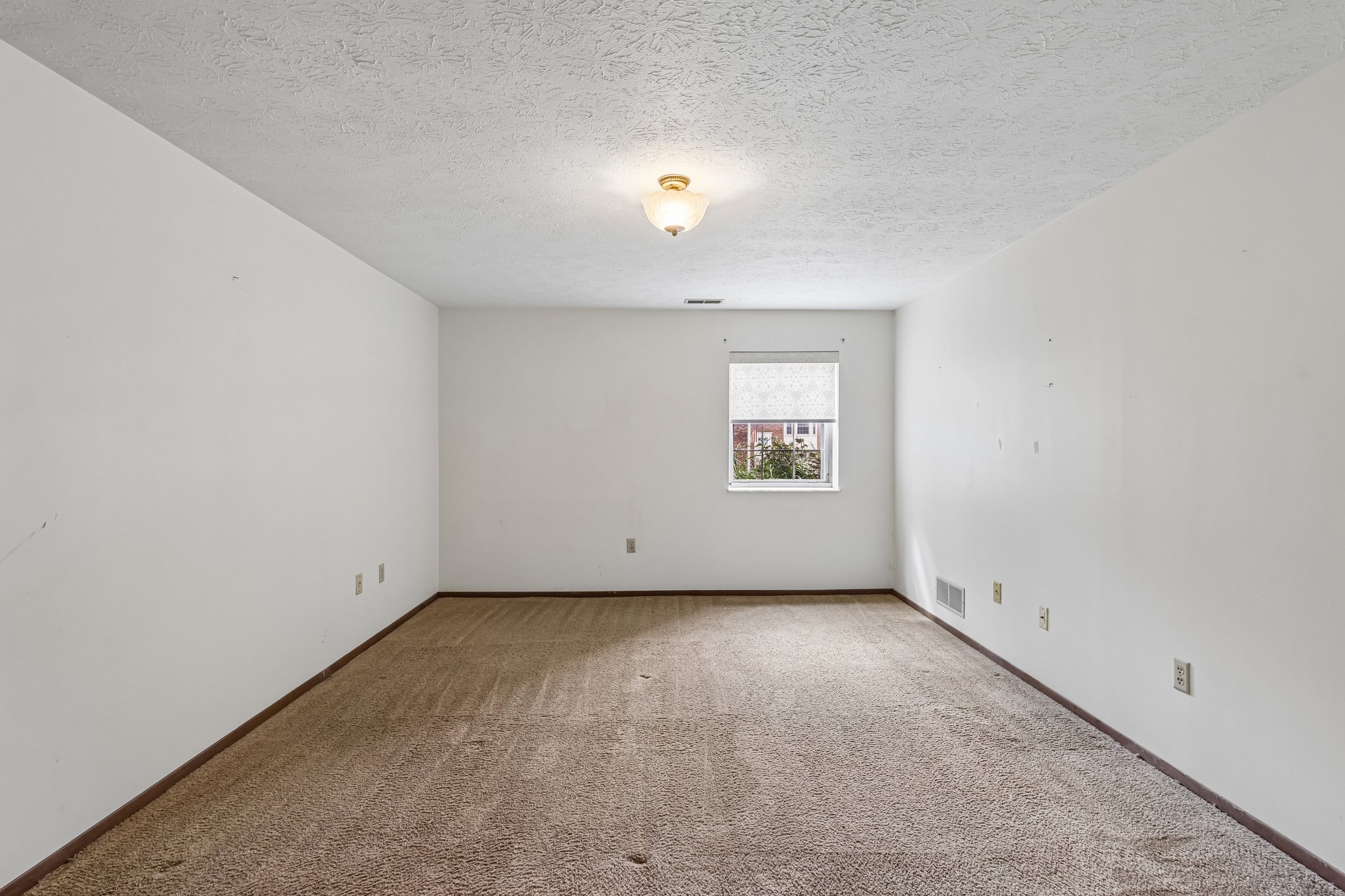 Woodstone Ln 33-S1108-025.jpg