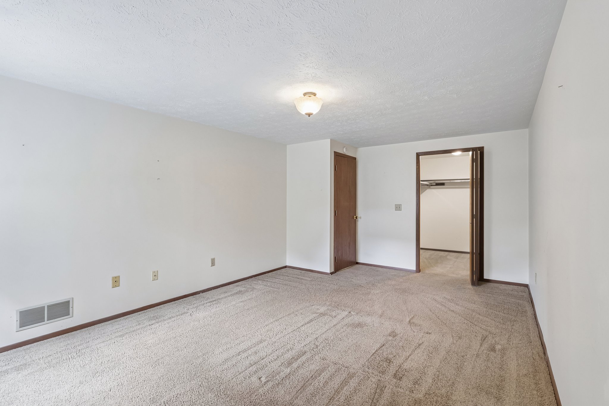 Woodstone Ln 33-S1108-028.jpg
