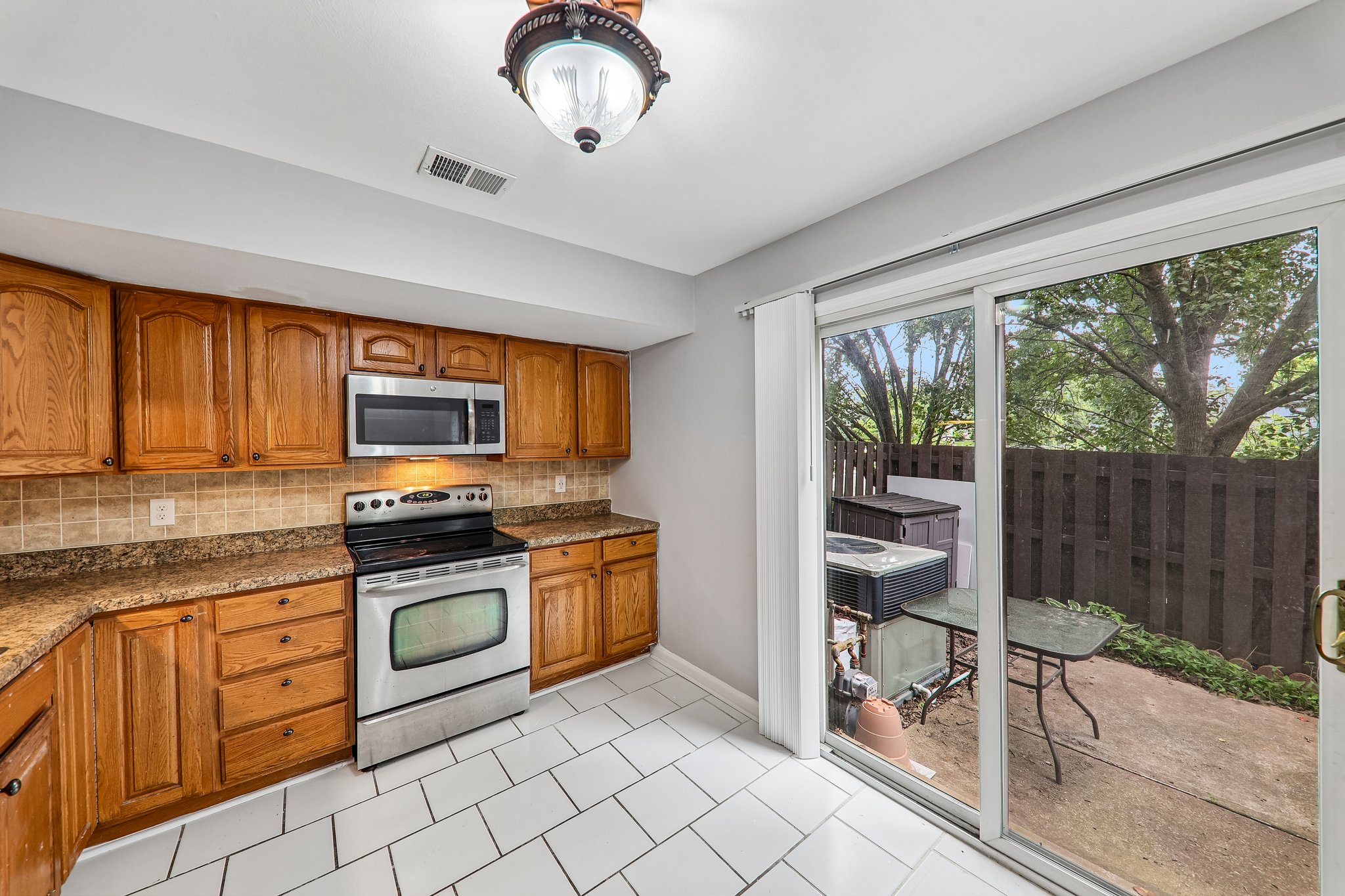 1031 Tavistock Cir-S2506-010.jpg