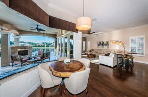 Kitchen Eat-in Area3