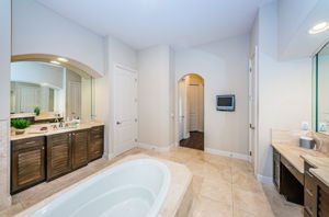 Primary Bathroom1e