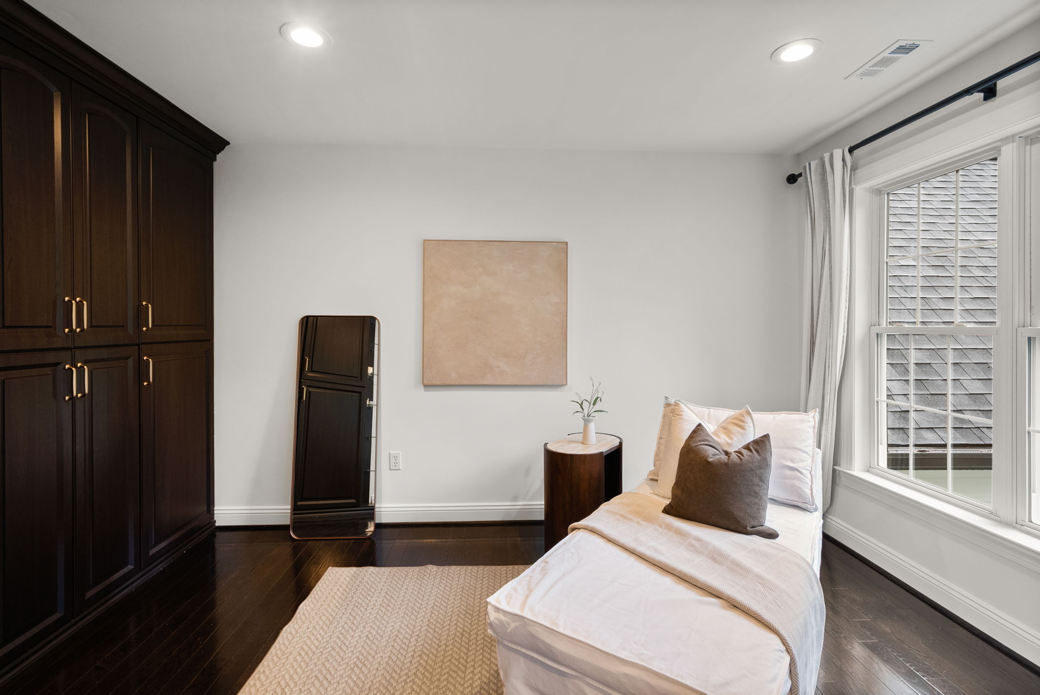 43 Upper sitting area