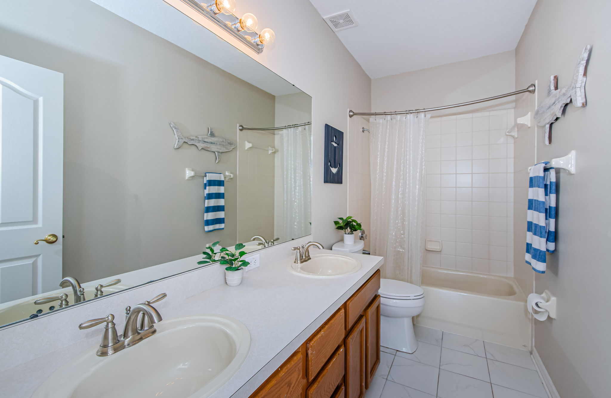 Upstairs Bathroom 1A