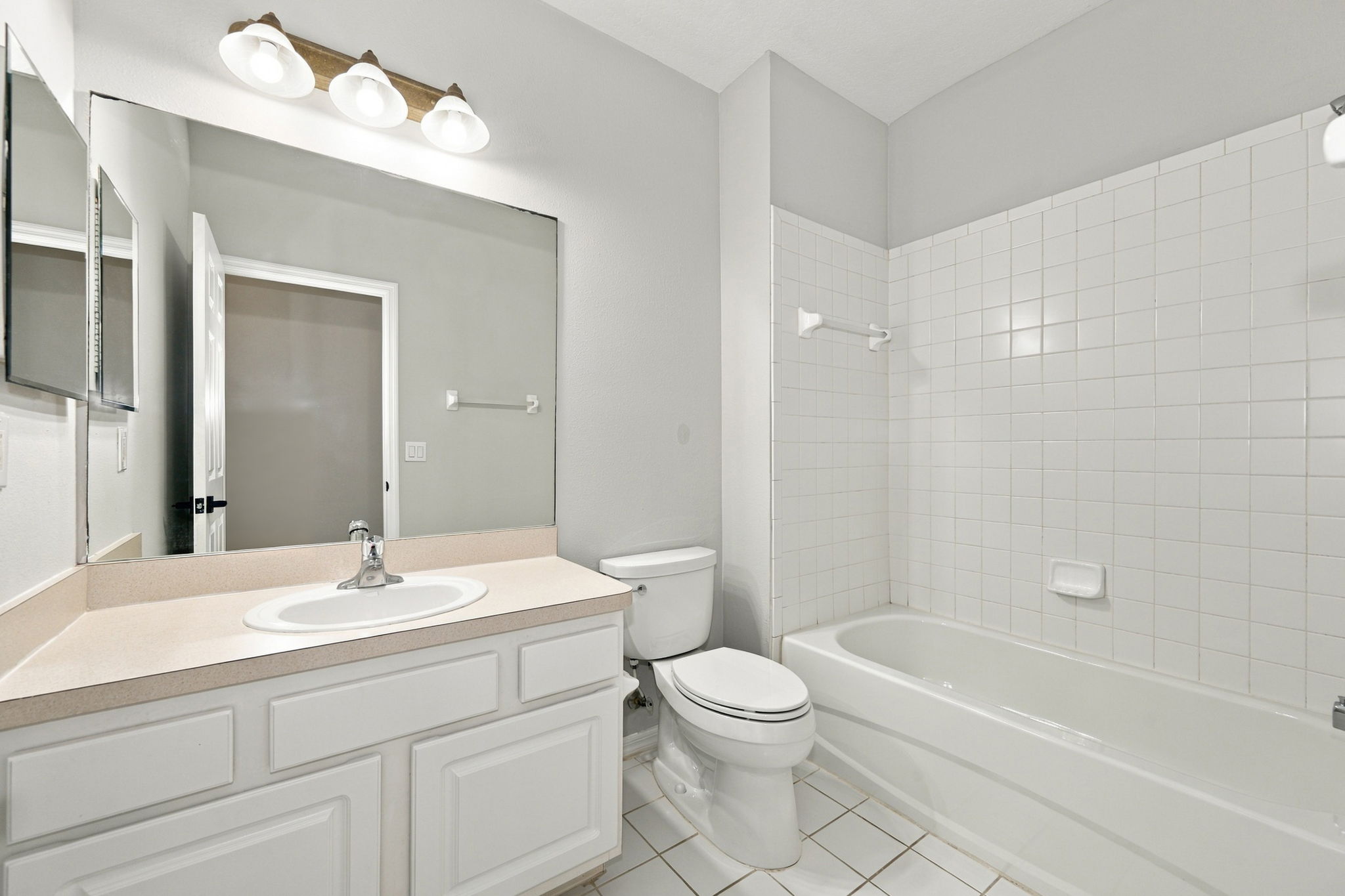 028_Upper Level Bathroom 3a-e