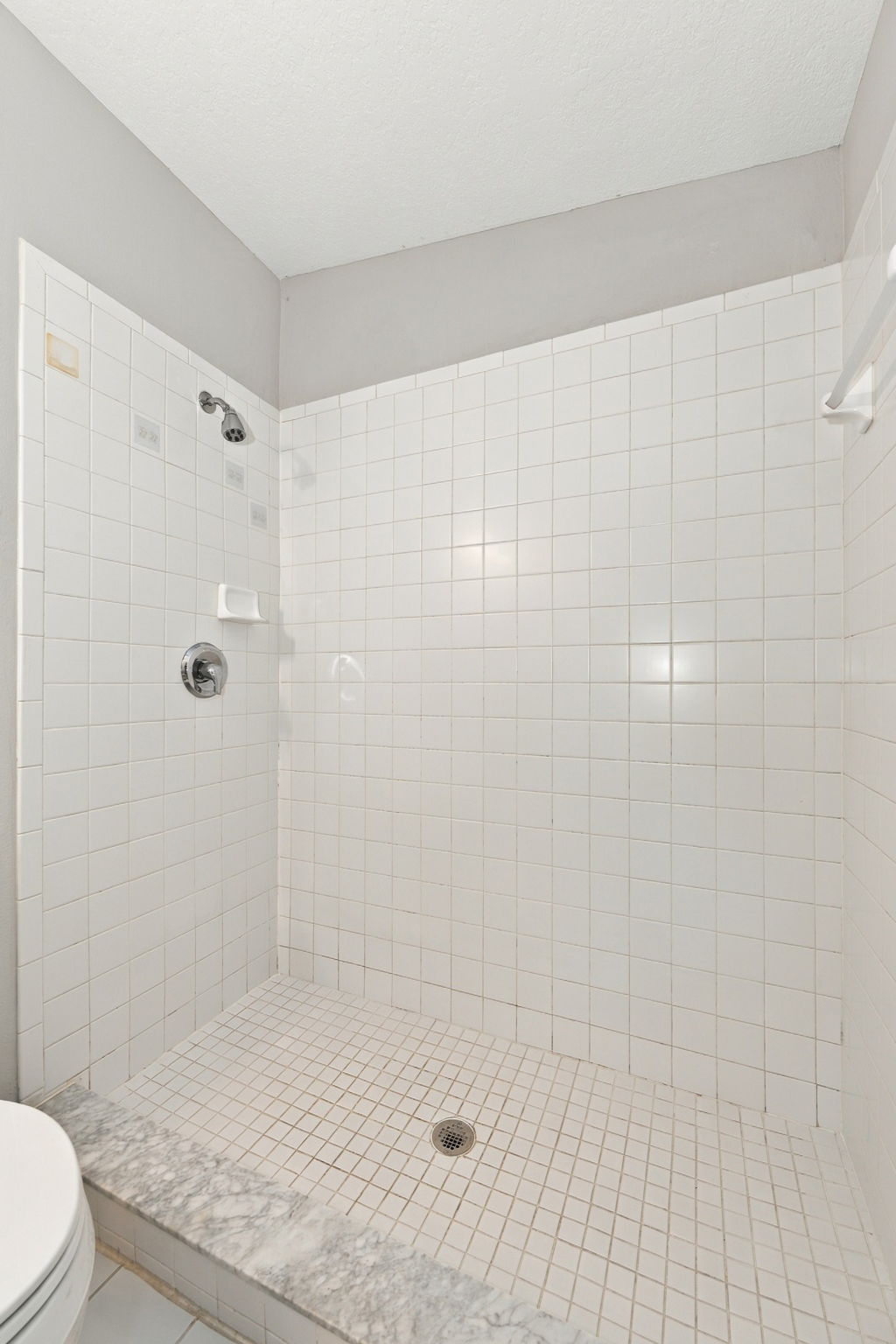 035_Upper Level Primary Bathroom 1b