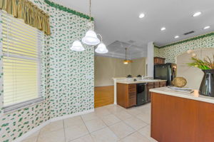 Kitchen Eat-In 3