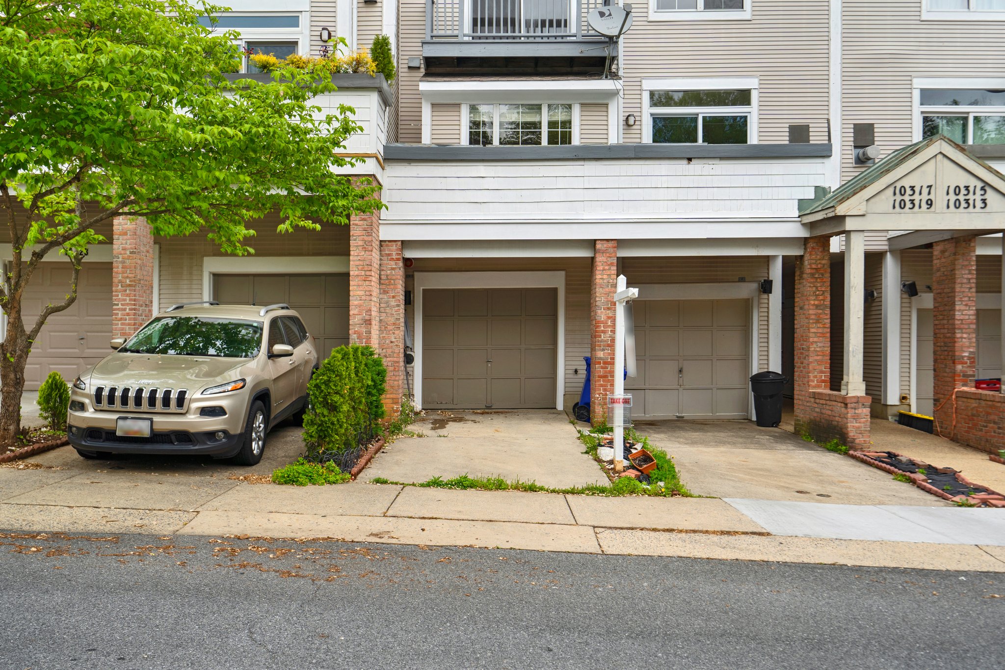 42. Garage entry.jpg