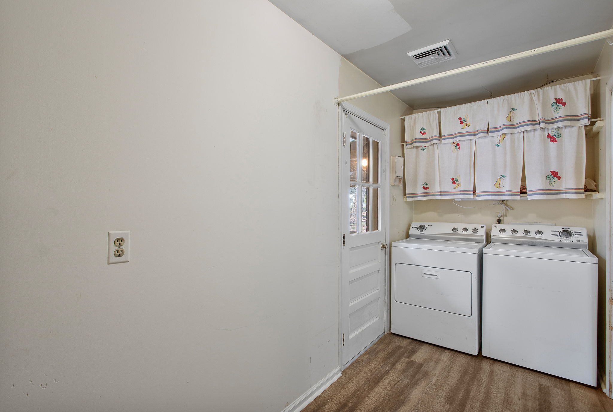 25-Laundry Room