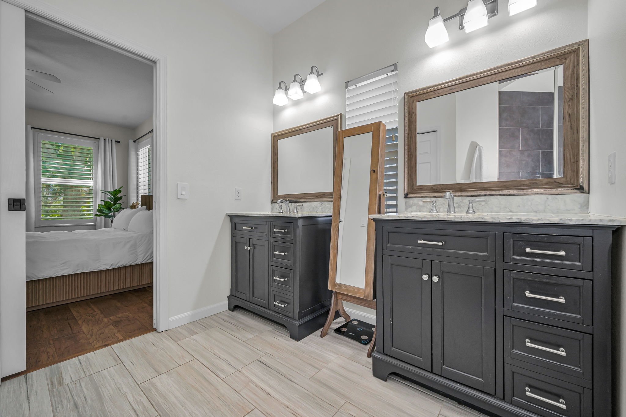 First Floor Primary Bathroom1c
