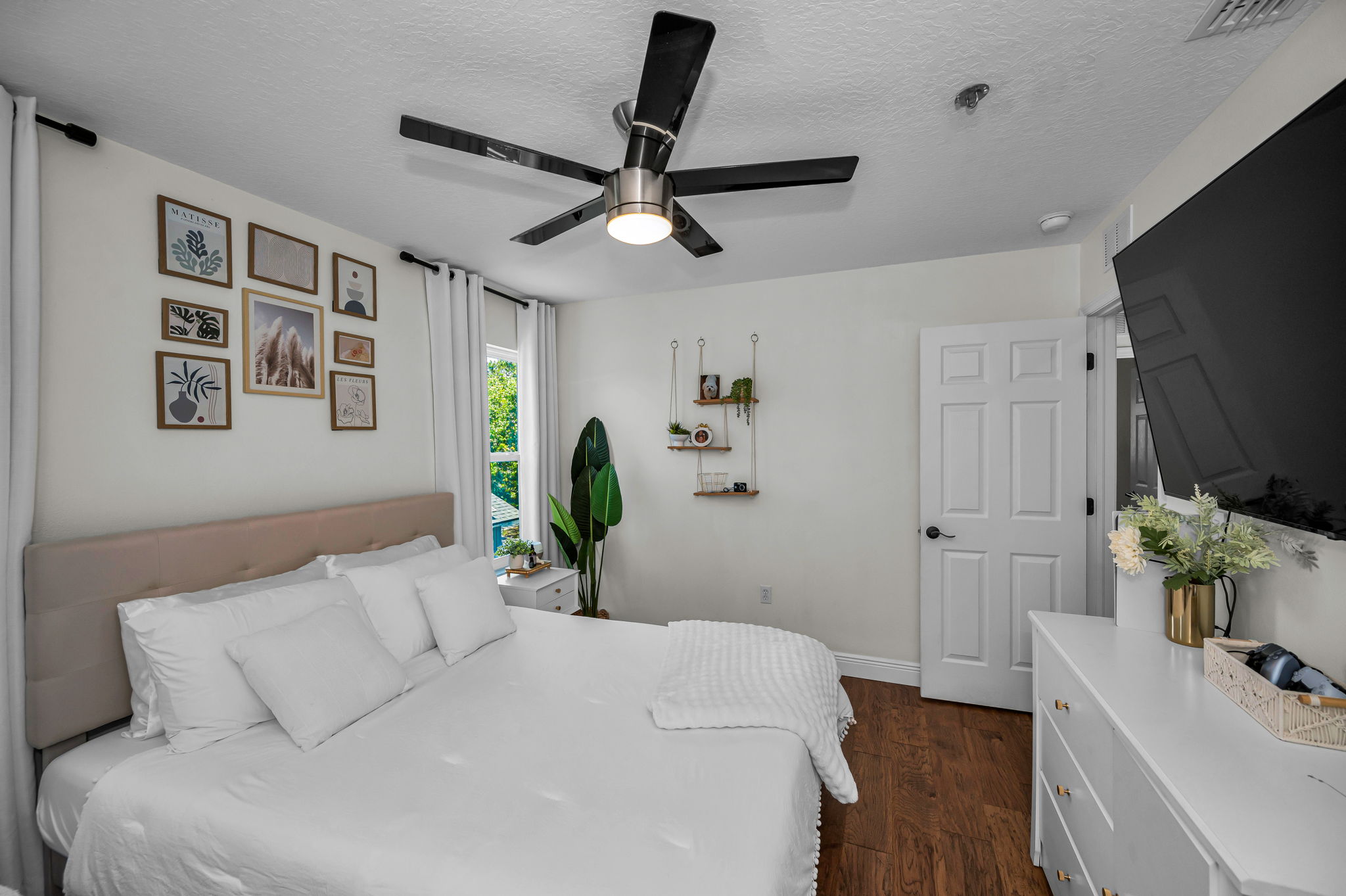 Upper Level Bedroom3b
