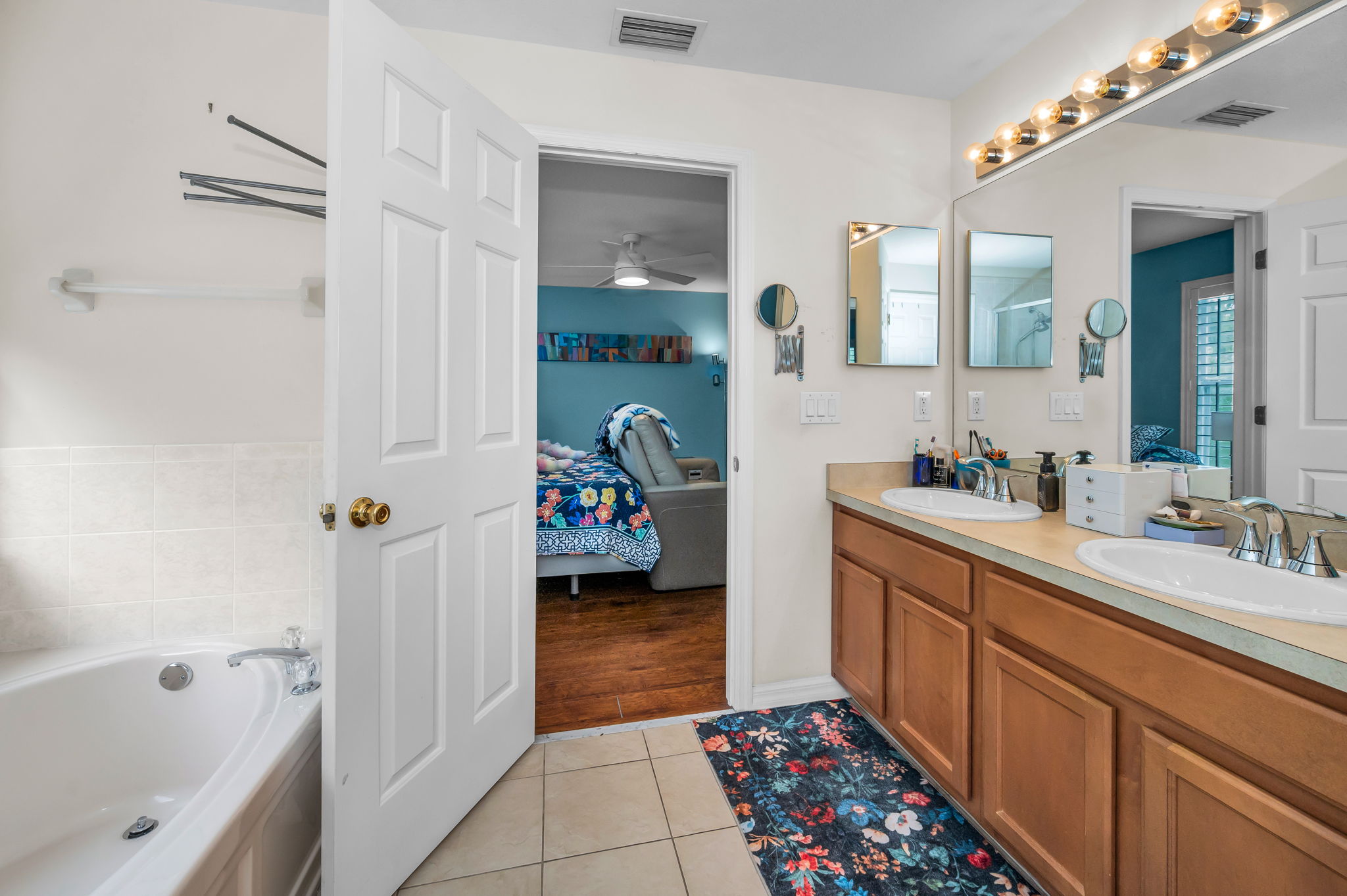 Primary Bathroom1c