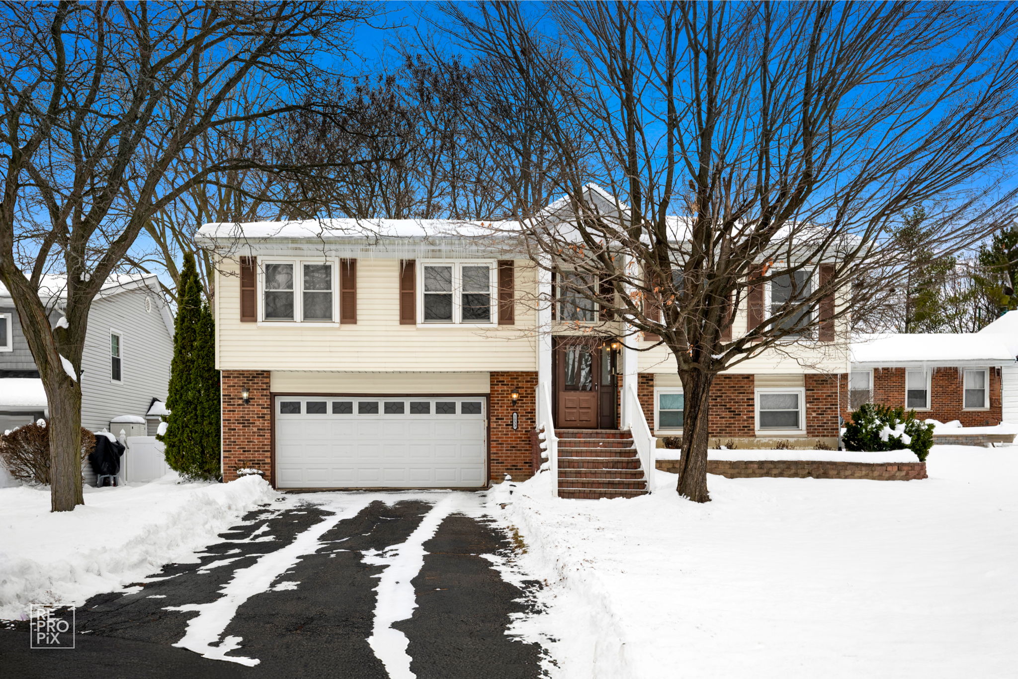  1033 Warwick Cir S, Hoffman Estates, IL 60169_001