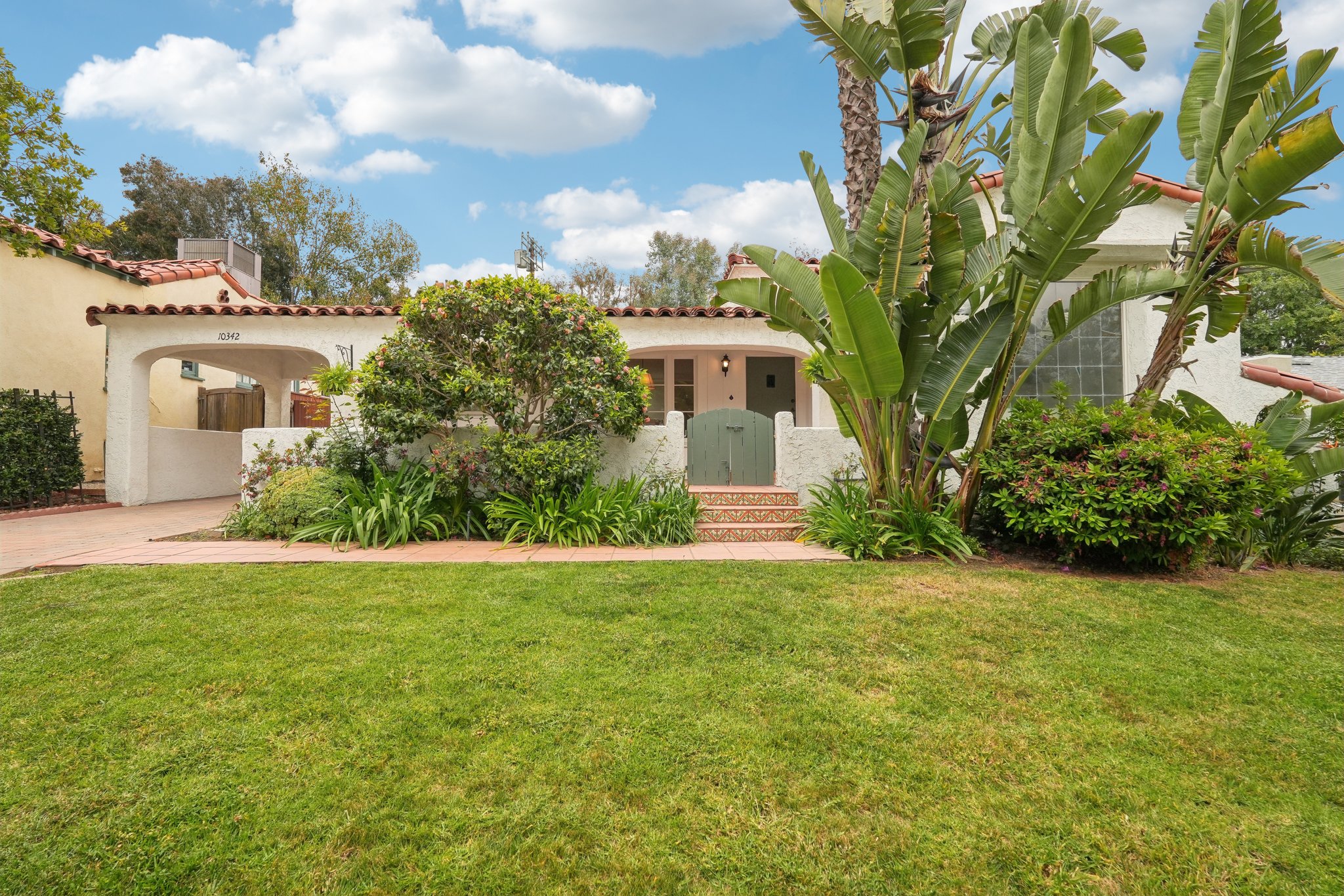 Ilona Ave-2404-001.jpg