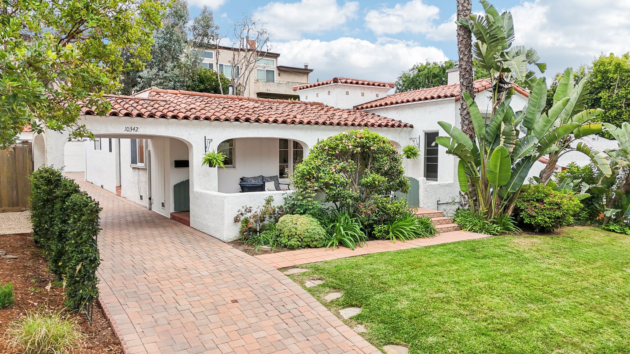 Ilona Ave-2404-002.jpg
