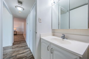 Bathroom 1b-2