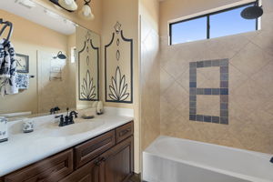 Bedroom 3 Bathroom with Tub