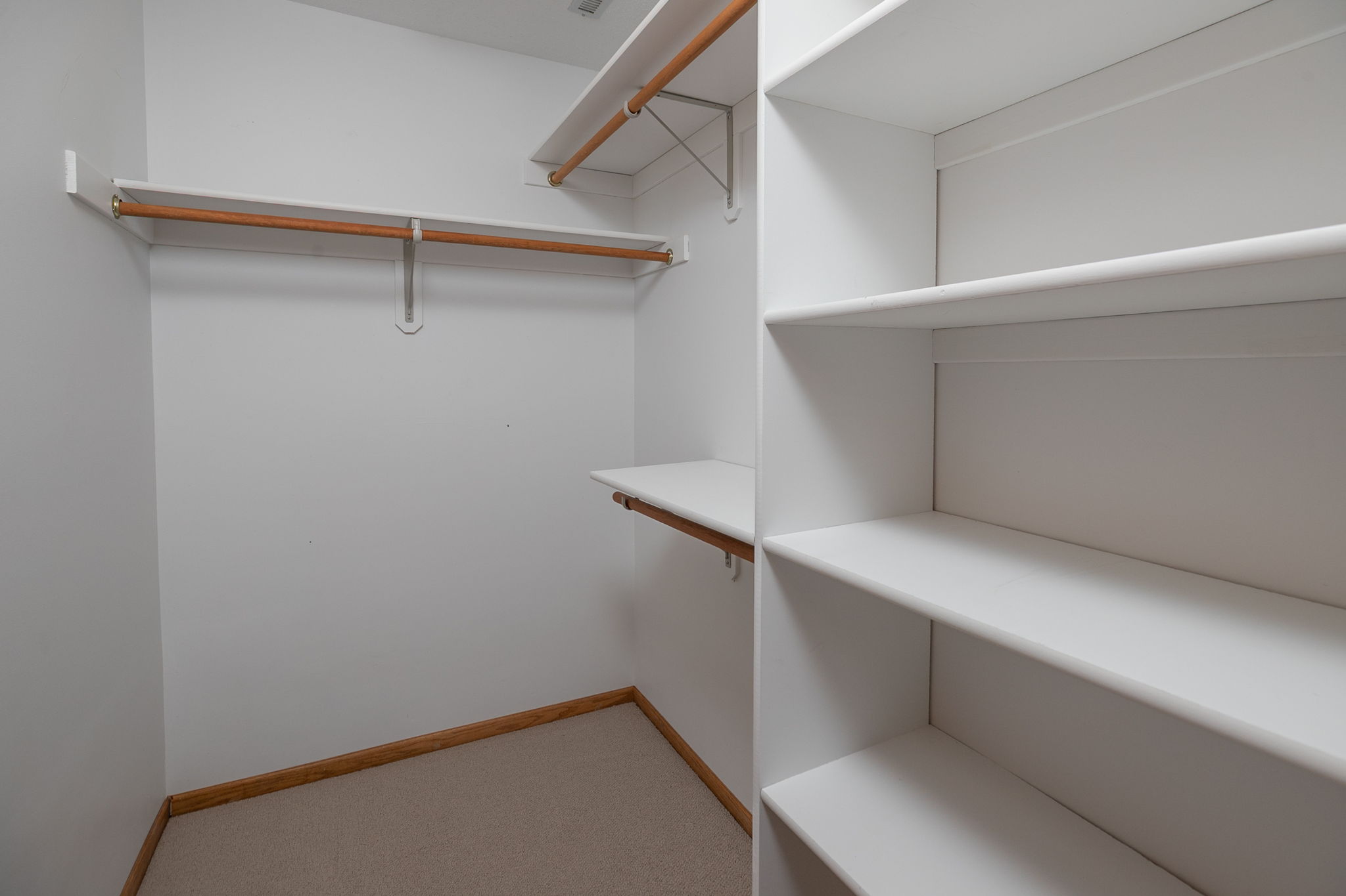 29-Walk in Closet