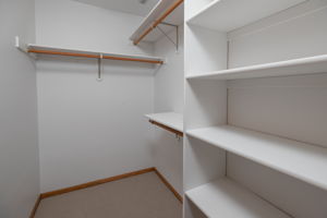 29-Walk in Closet