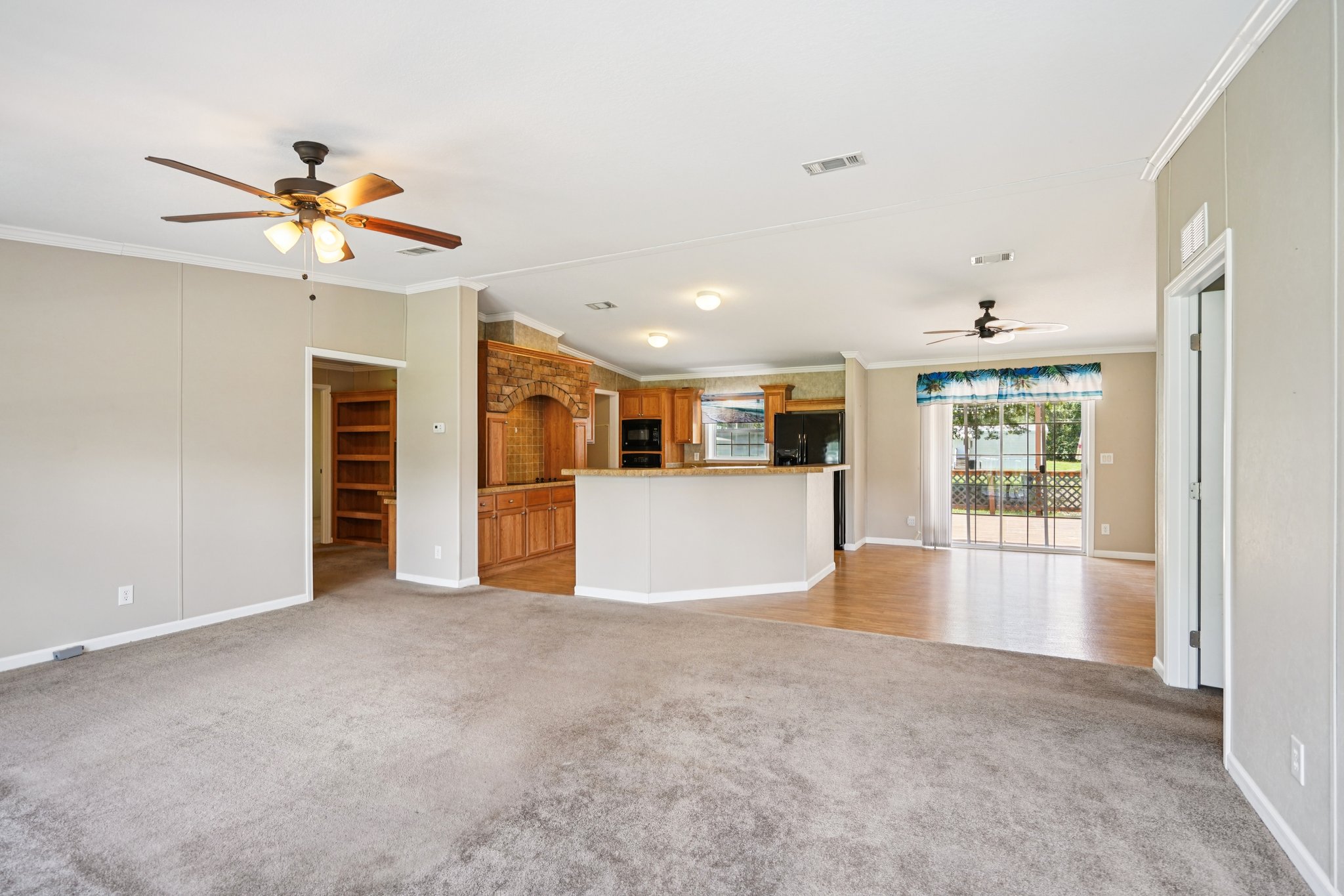 Islander Ln-1806-018.jpg