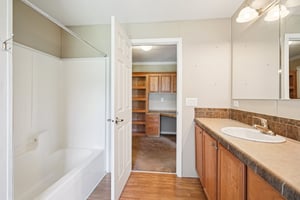 Islander Ln-1806-037.jpg
