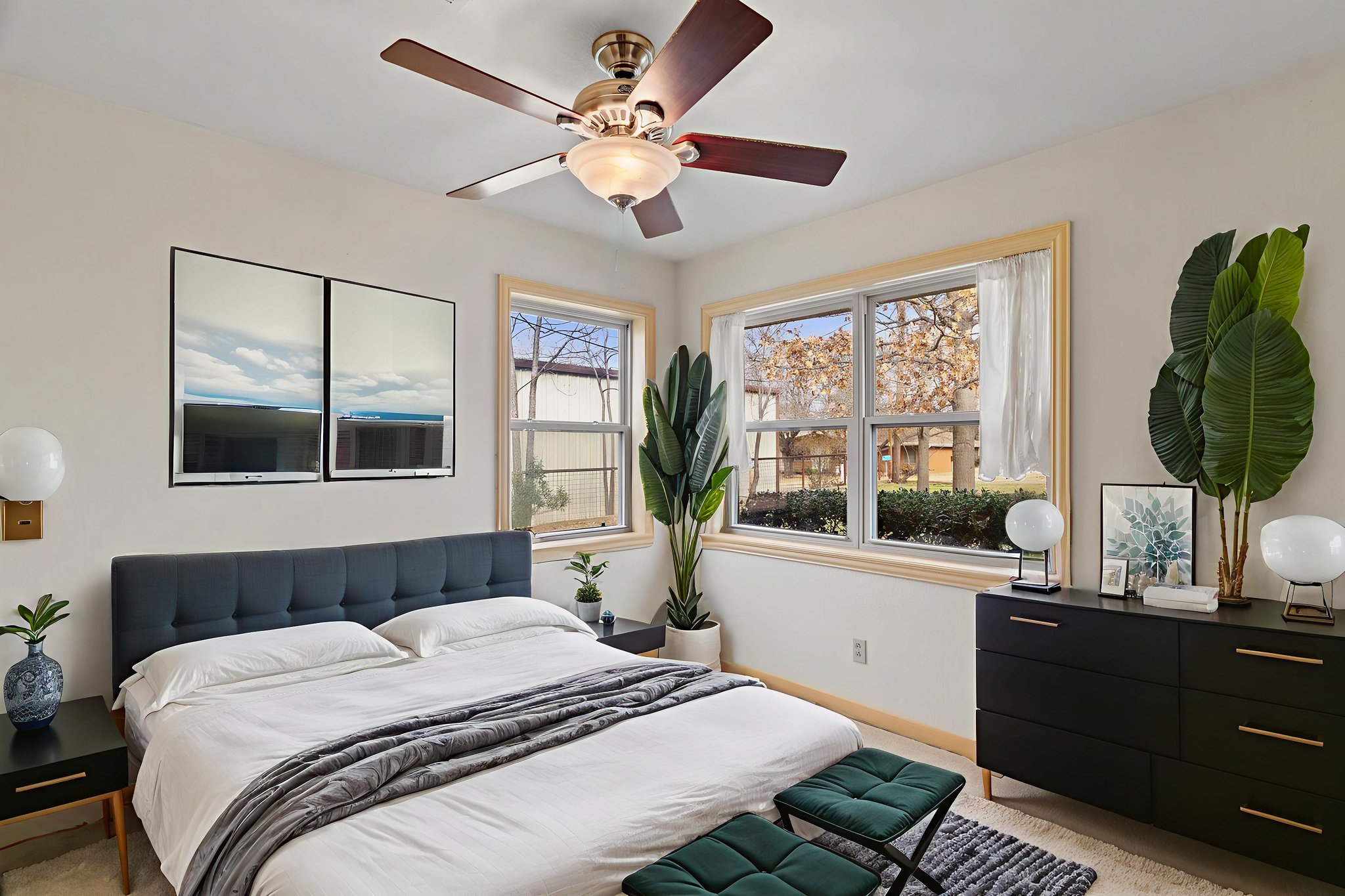 7R508028 virtually staged.jpeg