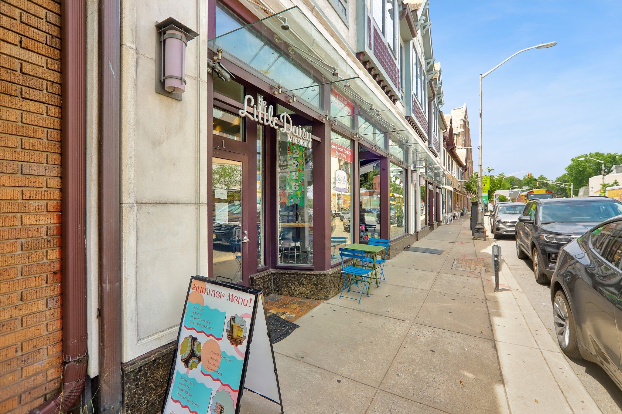 Under a mile to Little Daisy Bake Shop and other great eateries - makes it wonderfully easy to turn an ordinary morning into a treat.