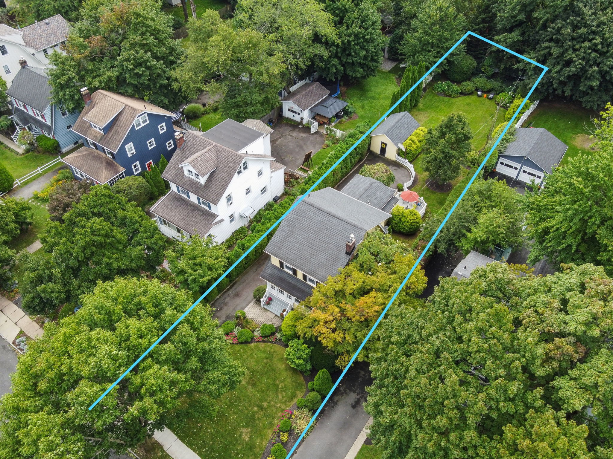 From above, the scale of the approximately 50-by-234-foot lot becomes clear: about 0.27 acre with exceptional depth and possibility.