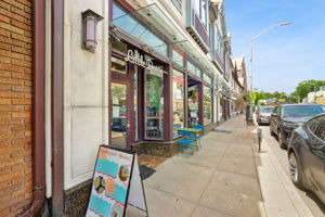 Under a mile to Little Daisy Bake Shop and other great eateries - makes it wonderfully easy to turn an ordinary morning into a treat.