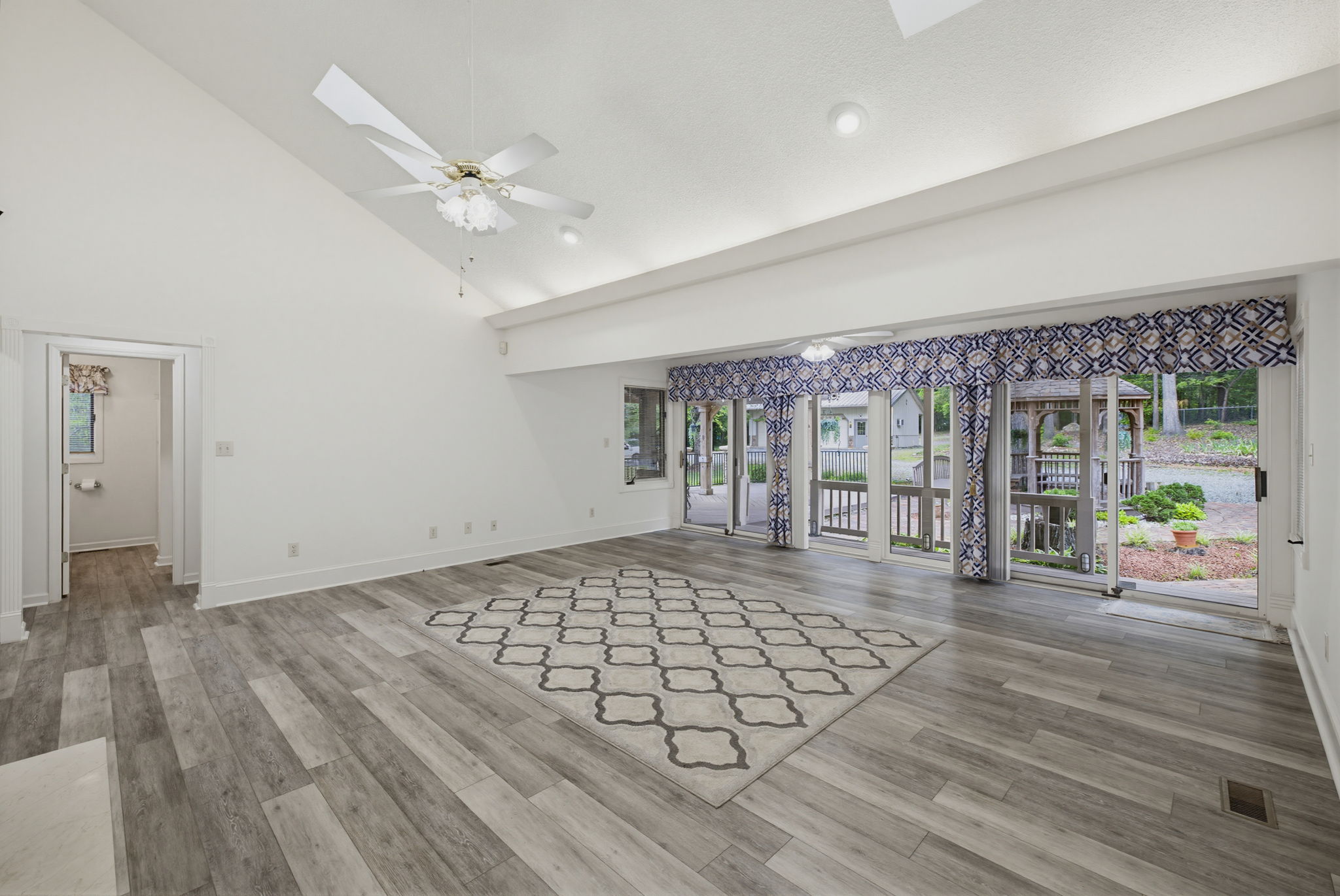 104 Willowbrook Dr-12