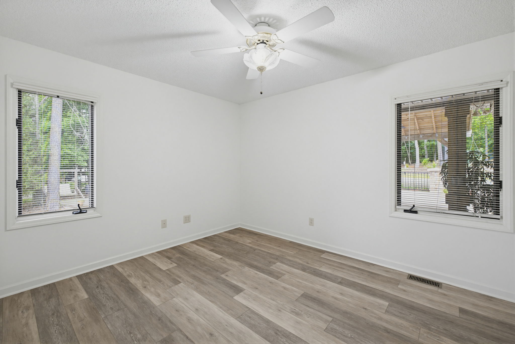 104 Willowbrook Dr-27
