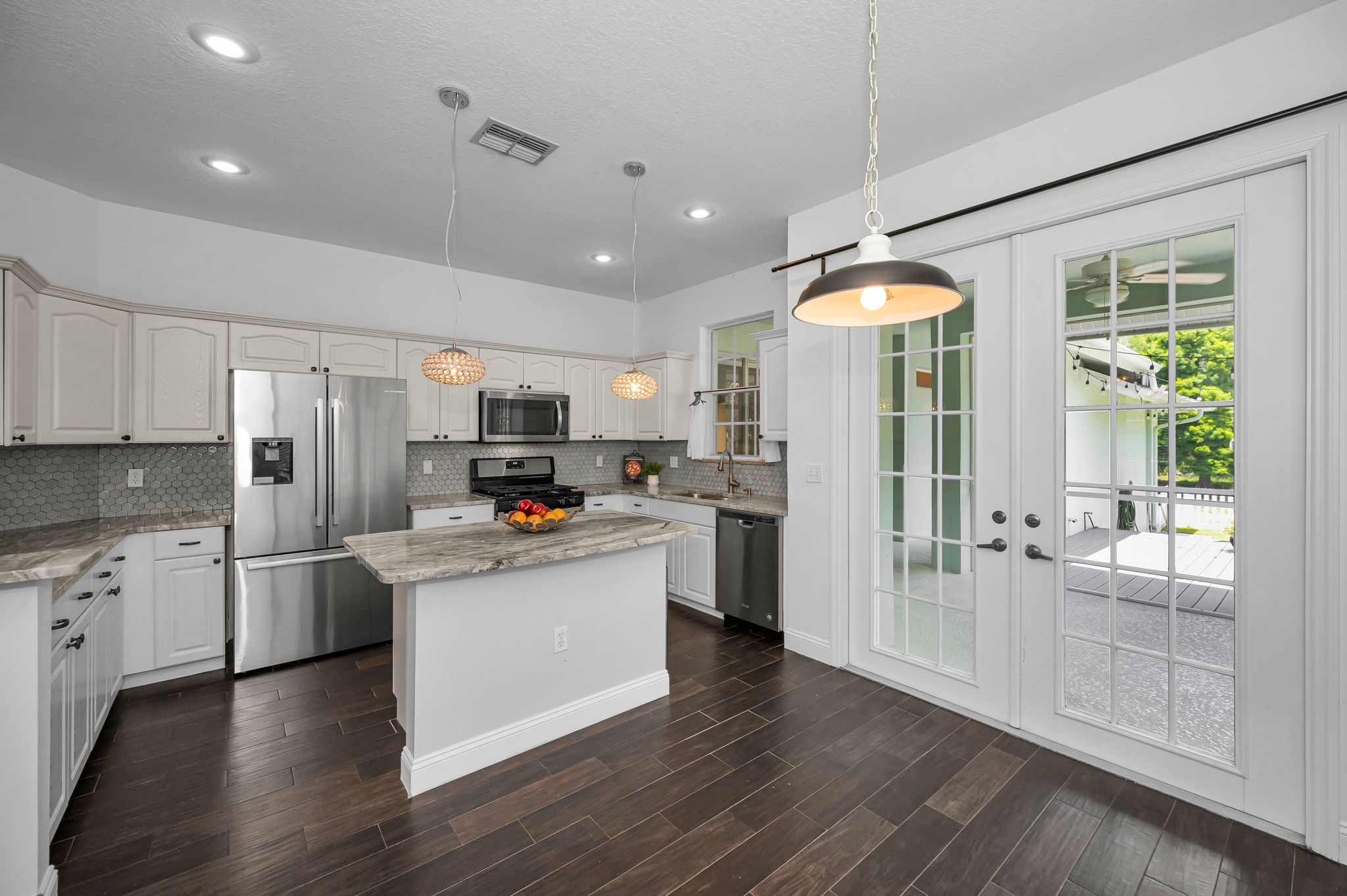 Kitchen Eat-in Area2