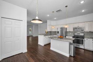 Kitchen Eat-in Area3