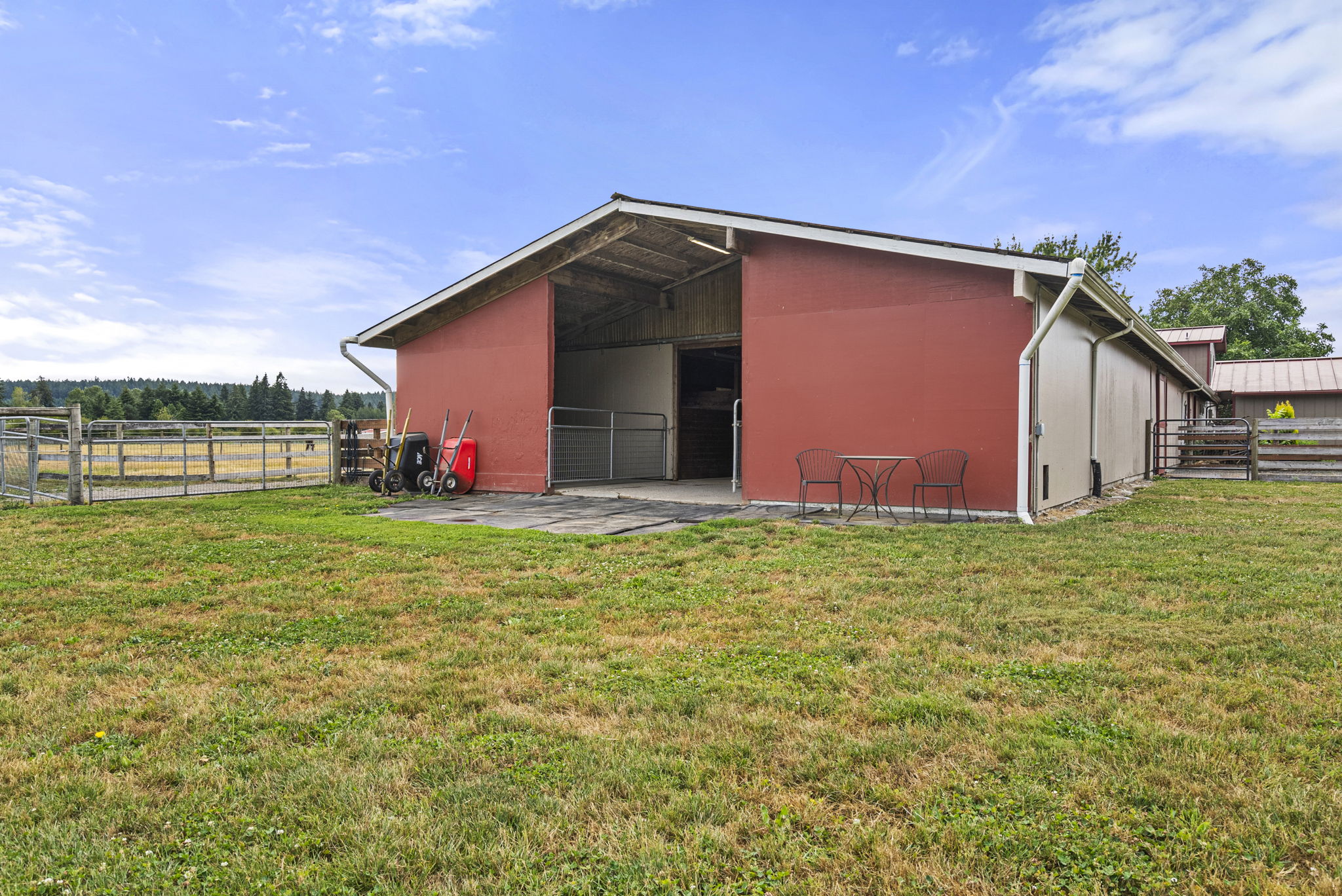 Back of barn with fenced in area, great for dogs if you have them in the barn with you
