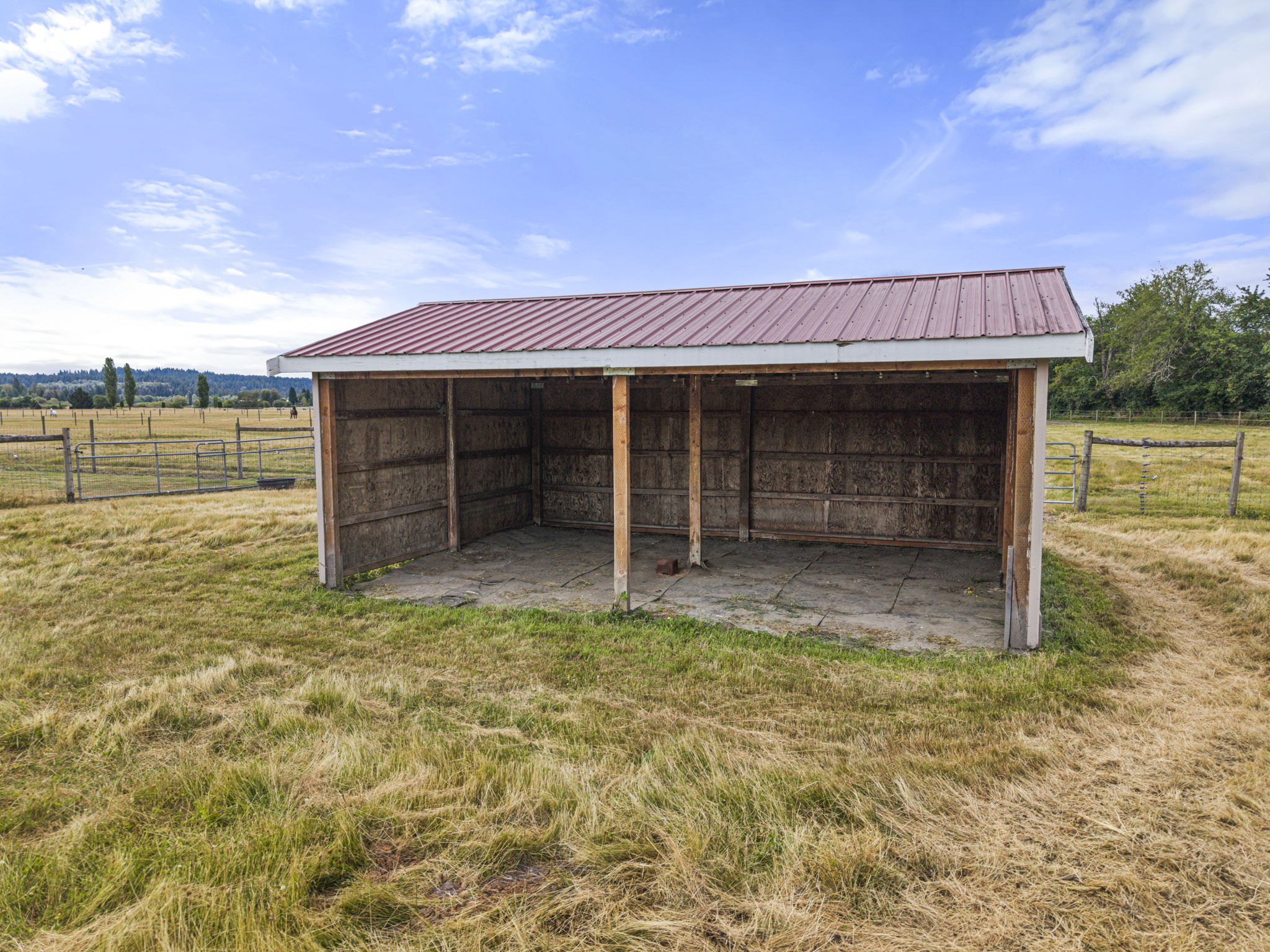 Loafing shed with cover and frost free spigot nearby