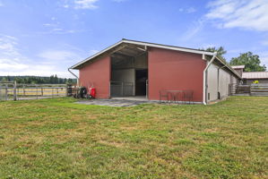 Back of barn with fenced in area, great for dogs if you have them in the barn with you