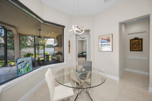 Kitchen Eat-in Area2