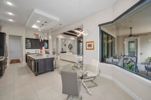 Kitchen Eat-in Area3