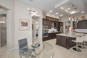 Kitchen Eat-in Area4