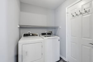 Laundry/mud room off of garage and dining room