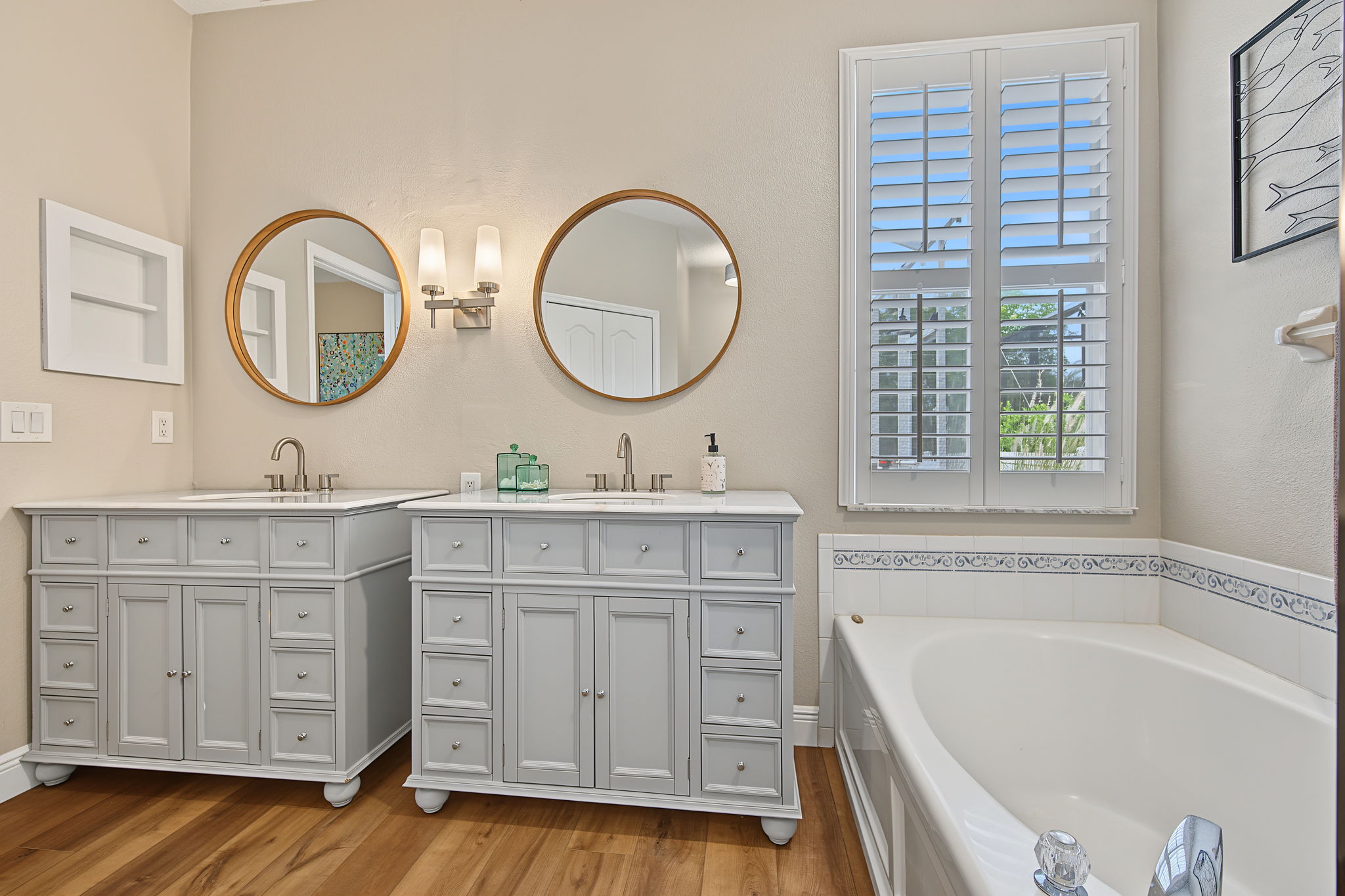 Primary Bathroom1c