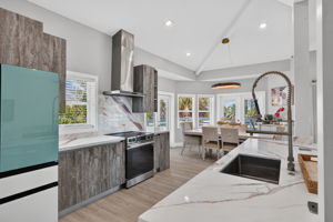 Kitchen 4 of 6