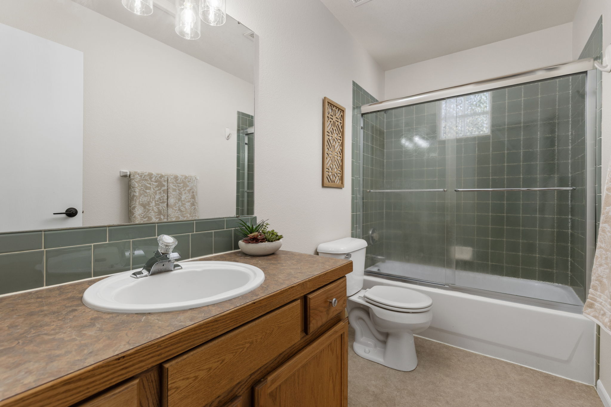 Full Guest Bath in Hall