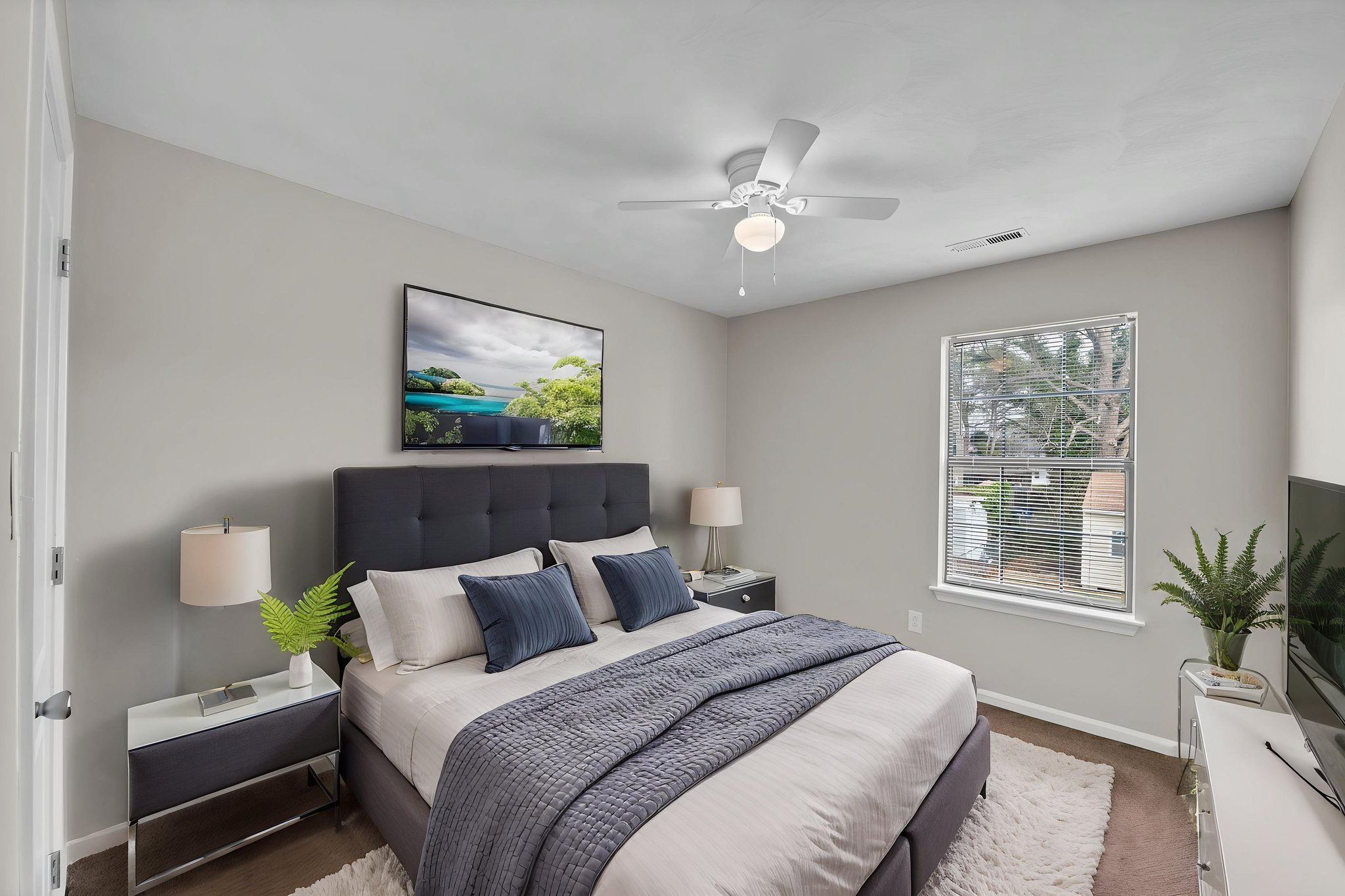 DSC_7931 virtually staged.jpeg