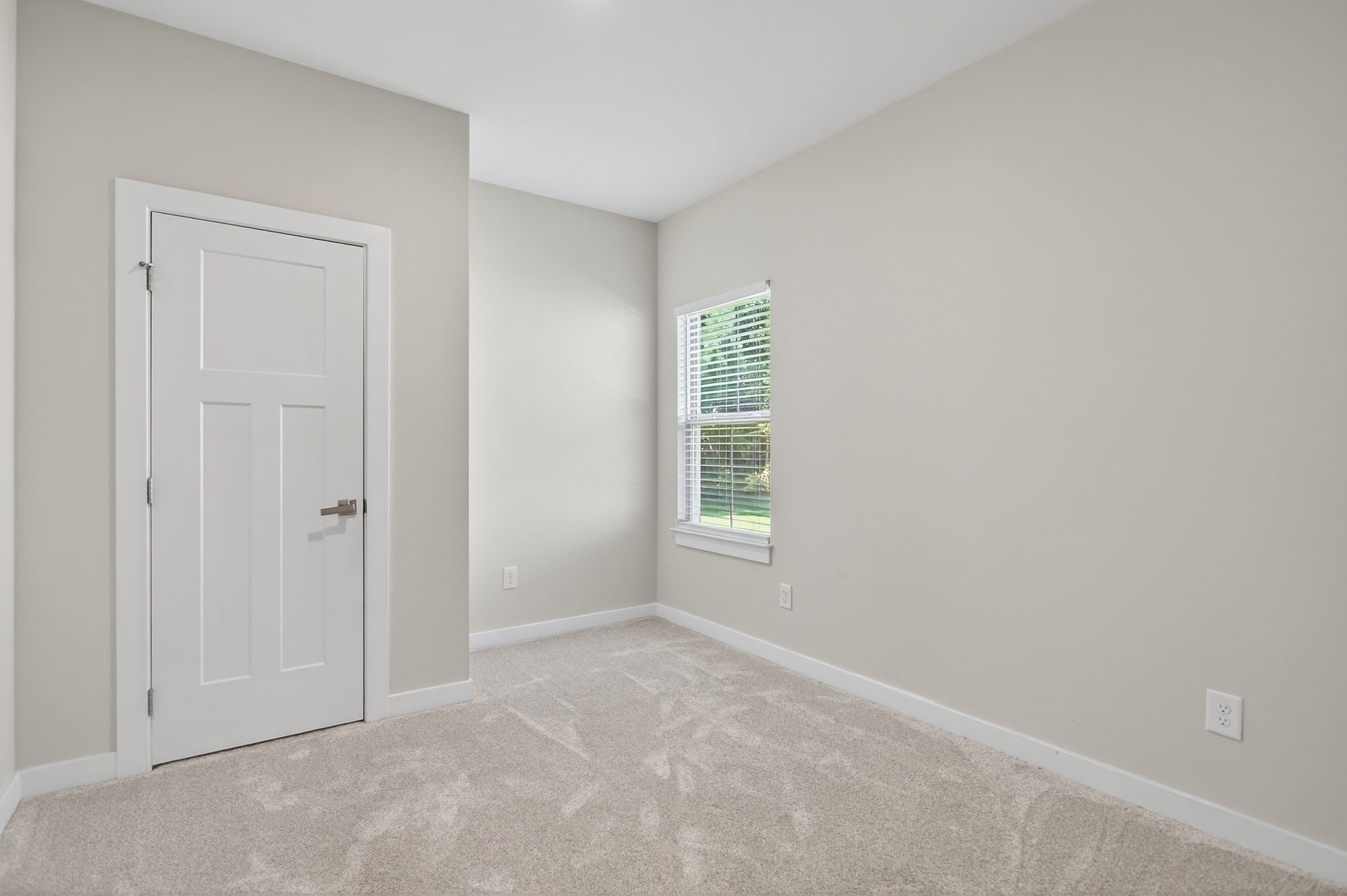 Downstairs bedroom, dual entry full bathroom