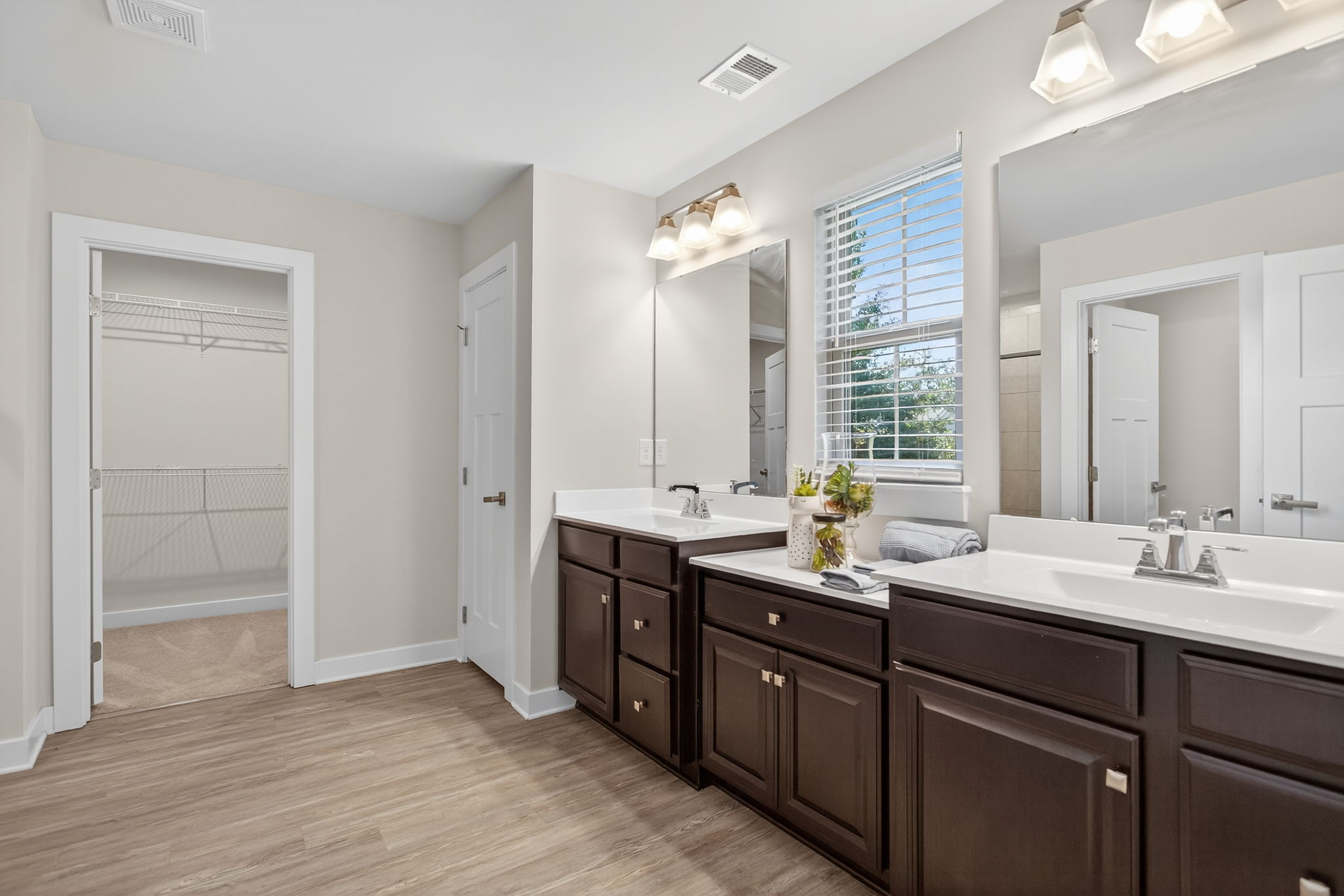 Dual sinks, 2nd giant closet and linen closet